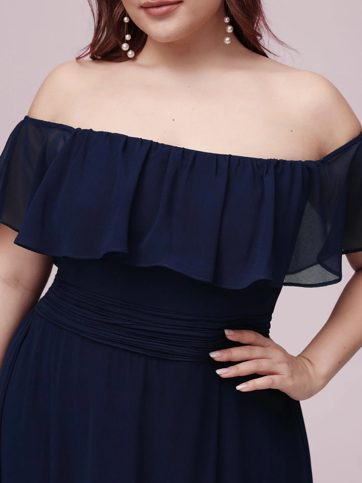 Robe de demoiselle d'honneur grande taille à volants et épaules dénudées